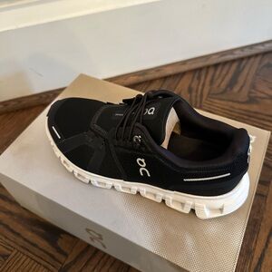 On Running Women's Size 5 Box